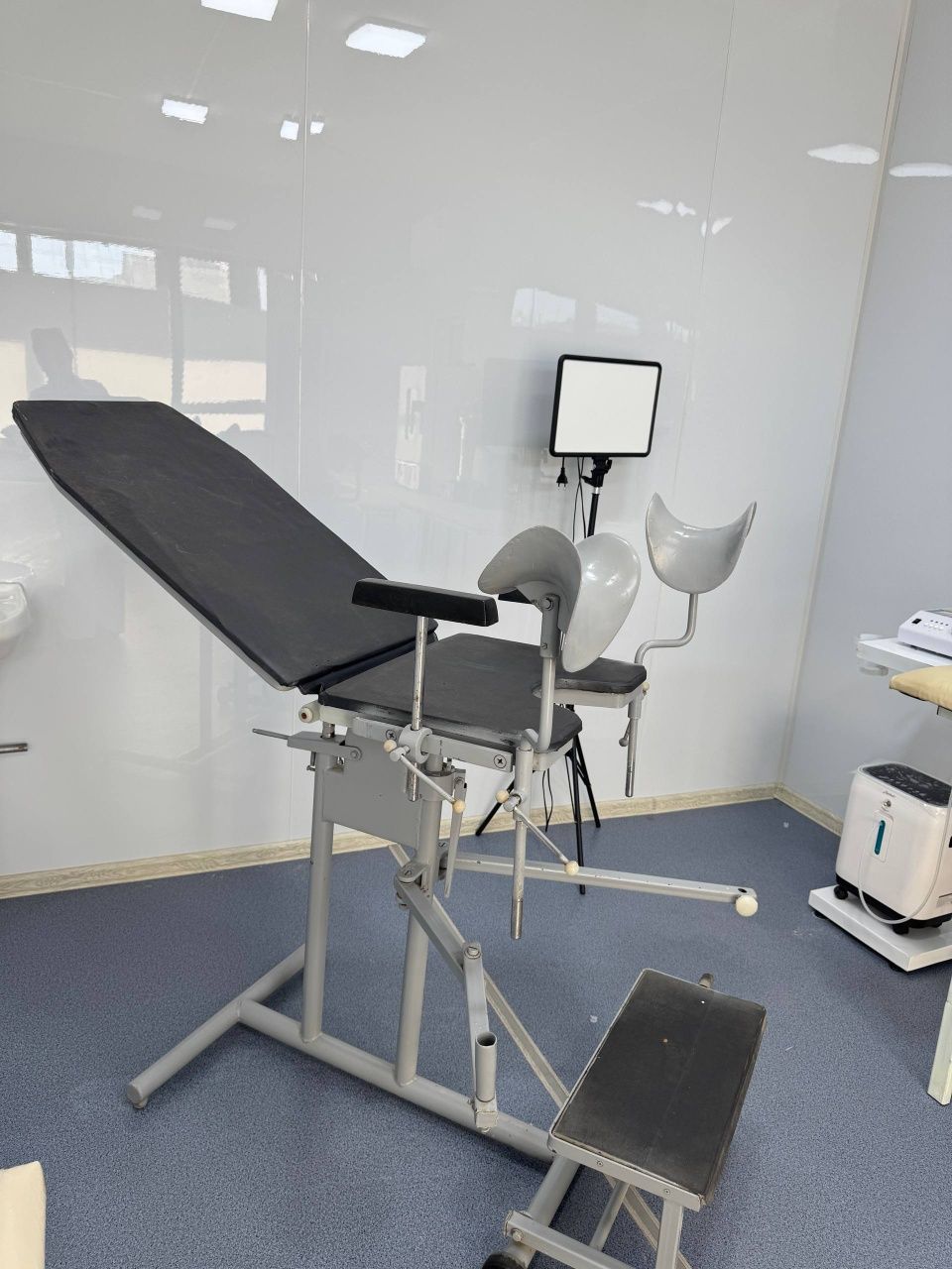 Ginekologik kreslo va tibbiyot asboblarini sterilizatsiya apparati