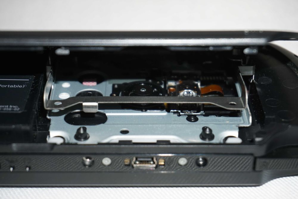 PSP Конзола E1008 + 11 Игри Gran Turismo/Killzone/Ghost Recon/Loco