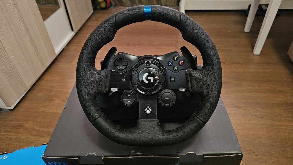 Volan Logitech G923 PC si Xbox + Pedale + Schimbător viteze Logitech