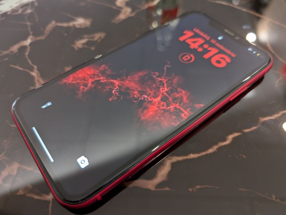 iPhone 11 Red product 10/10 luat de nou cutie completa