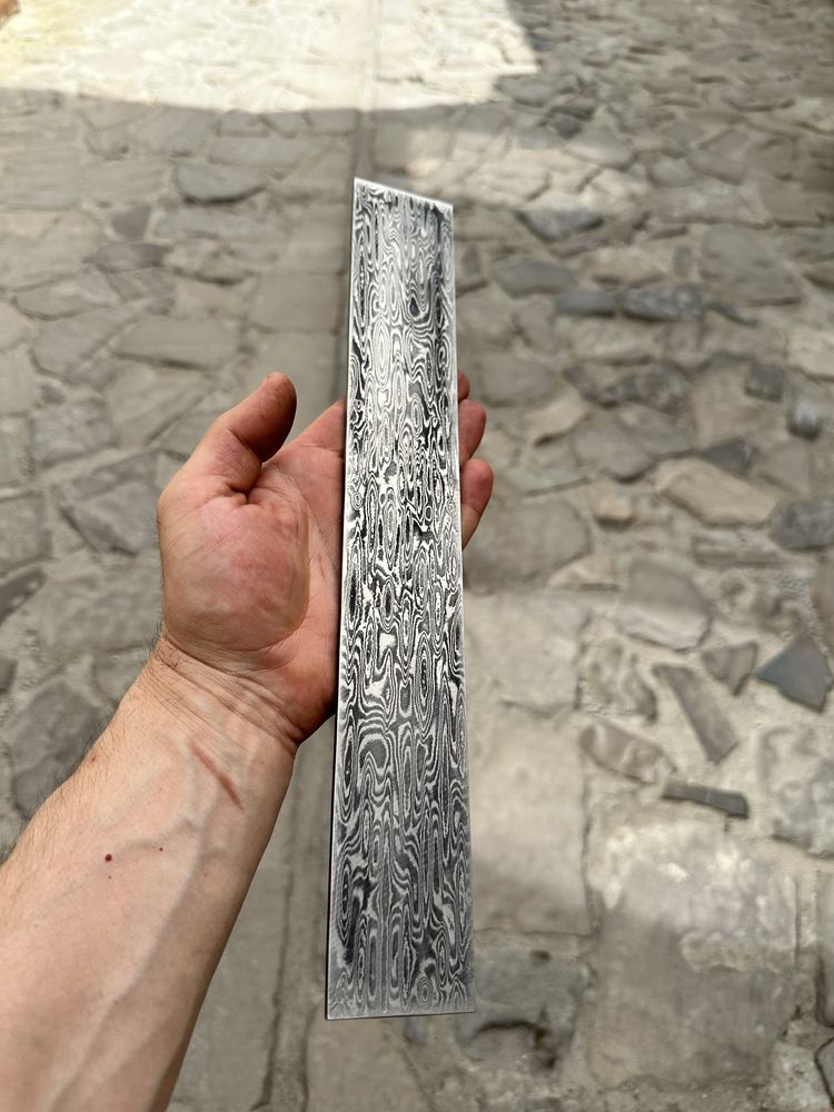 Шина от Дамаска стомана