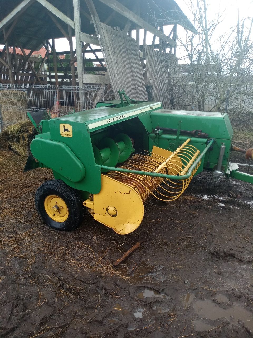 Presa balotat John Deere 342+remorca cu incarcare (optional)