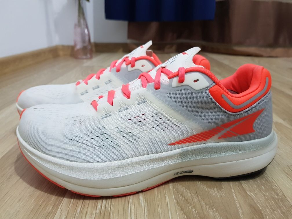 Adidasi Altra mărimea 40,5 nike force boost.