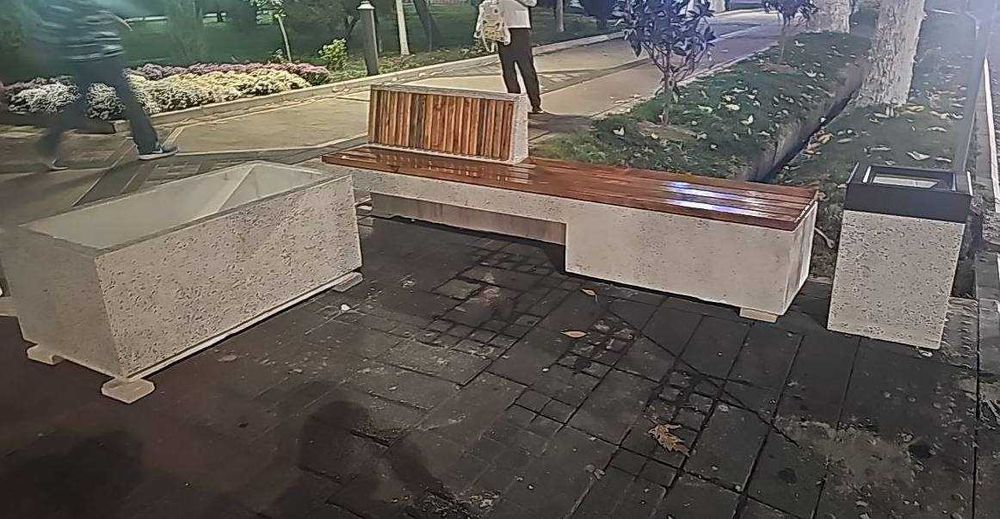 Мраморные кашпо, бетонные горшки для цветов, cкамейки и урны