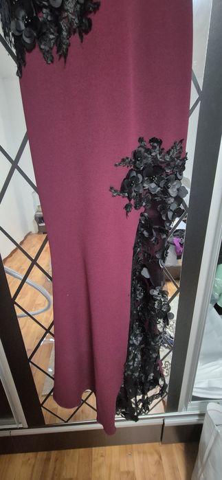 Rochie de seară lungă, de culoare vișinie, cu aplicații