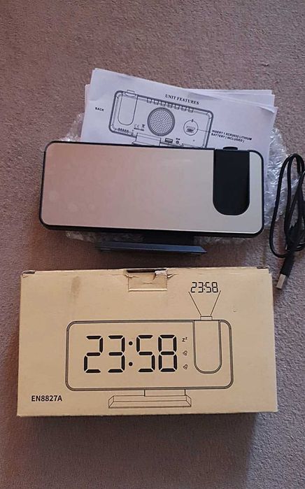 Ceas  RGB cu alarma  , proectie  pe perete