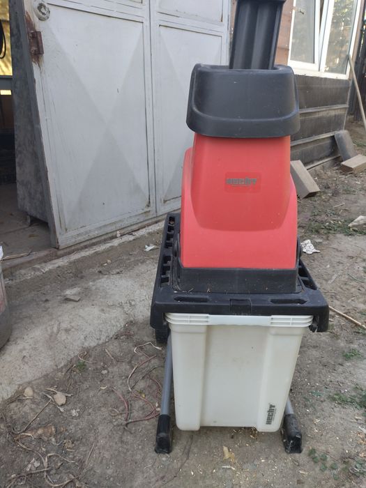 Tocator crengi și resturi vegetale