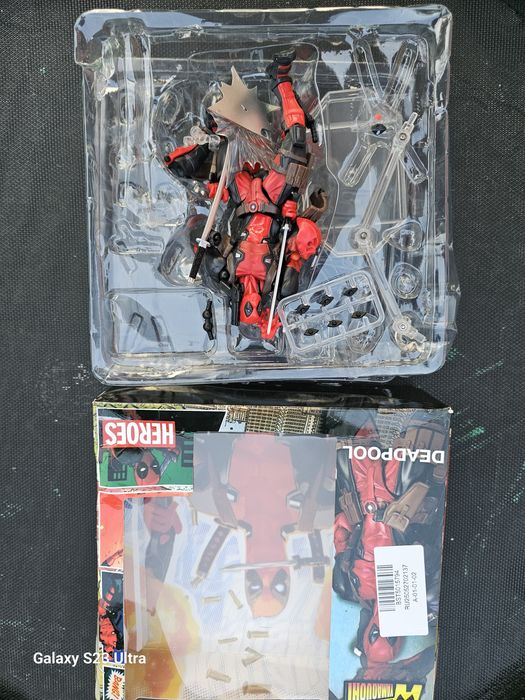 Vând figurina deadpool...