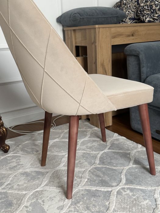 Современные стильные стулья на деревяных ножках