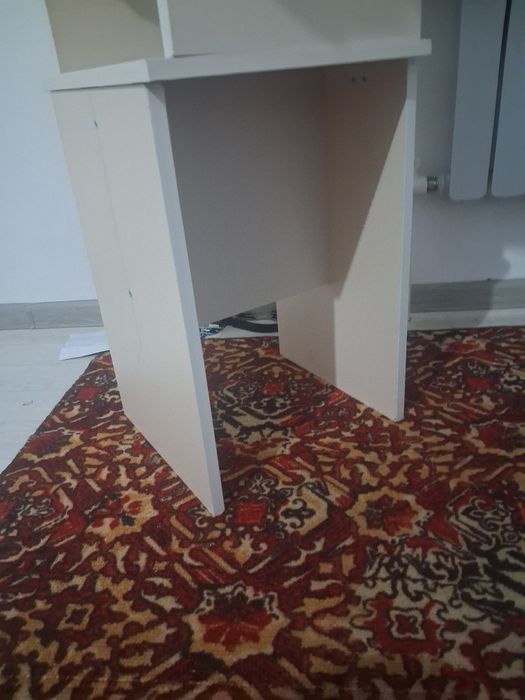 Угловой шкаф и стулья