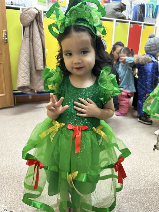 Продаеться новогодный платья на возраст  3-4-5лет