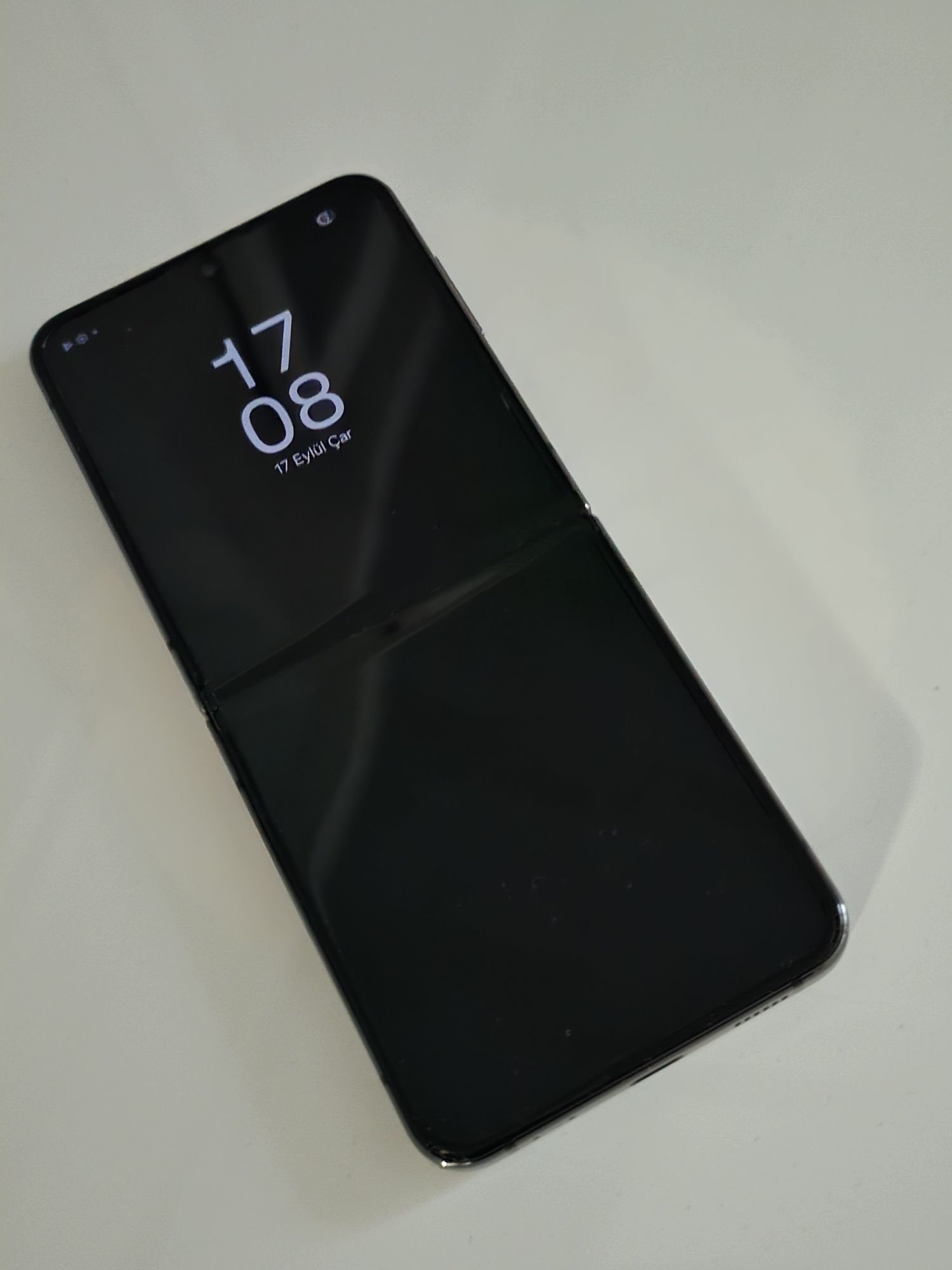 Продавам samsung flip 4 много запазена