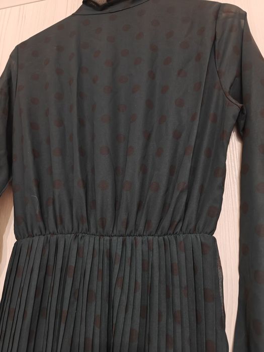 Тъмно зелена рокля на Черни точки