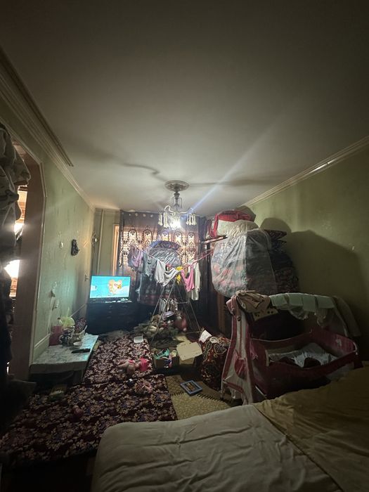 Срочно сотилади 1 хона 1 этаж массив доканал