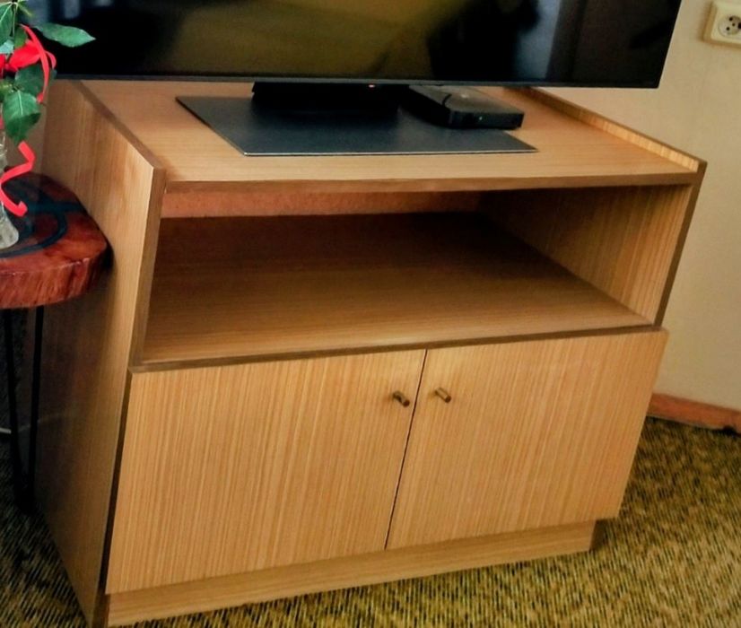 Шкаф (за телевизор)