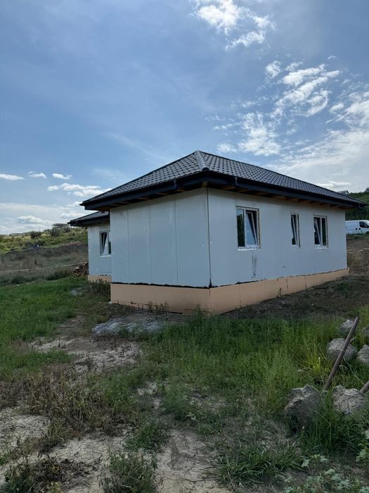 Vand casa pe structura metalica