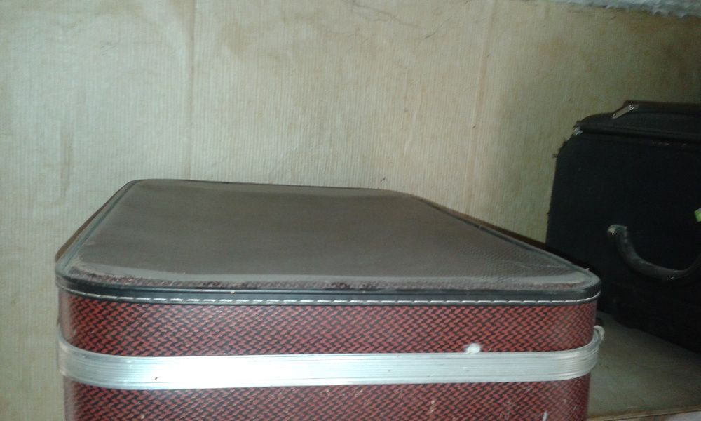 продавам ретро куфар 40 литров - от 1970 г - размер 62 см х 42 см х 16