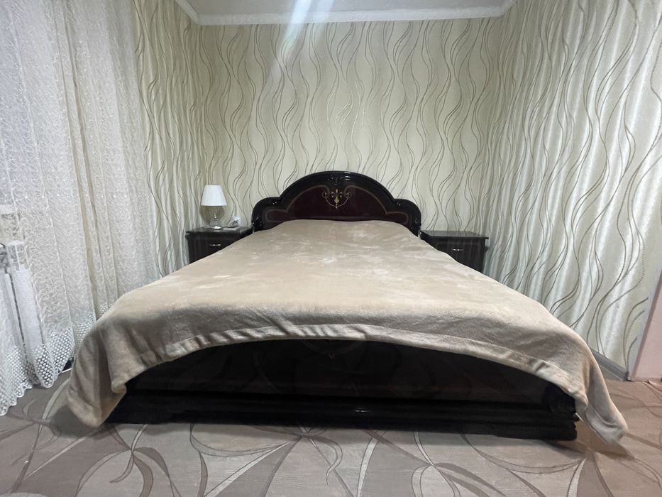 Кровать и тумбочка