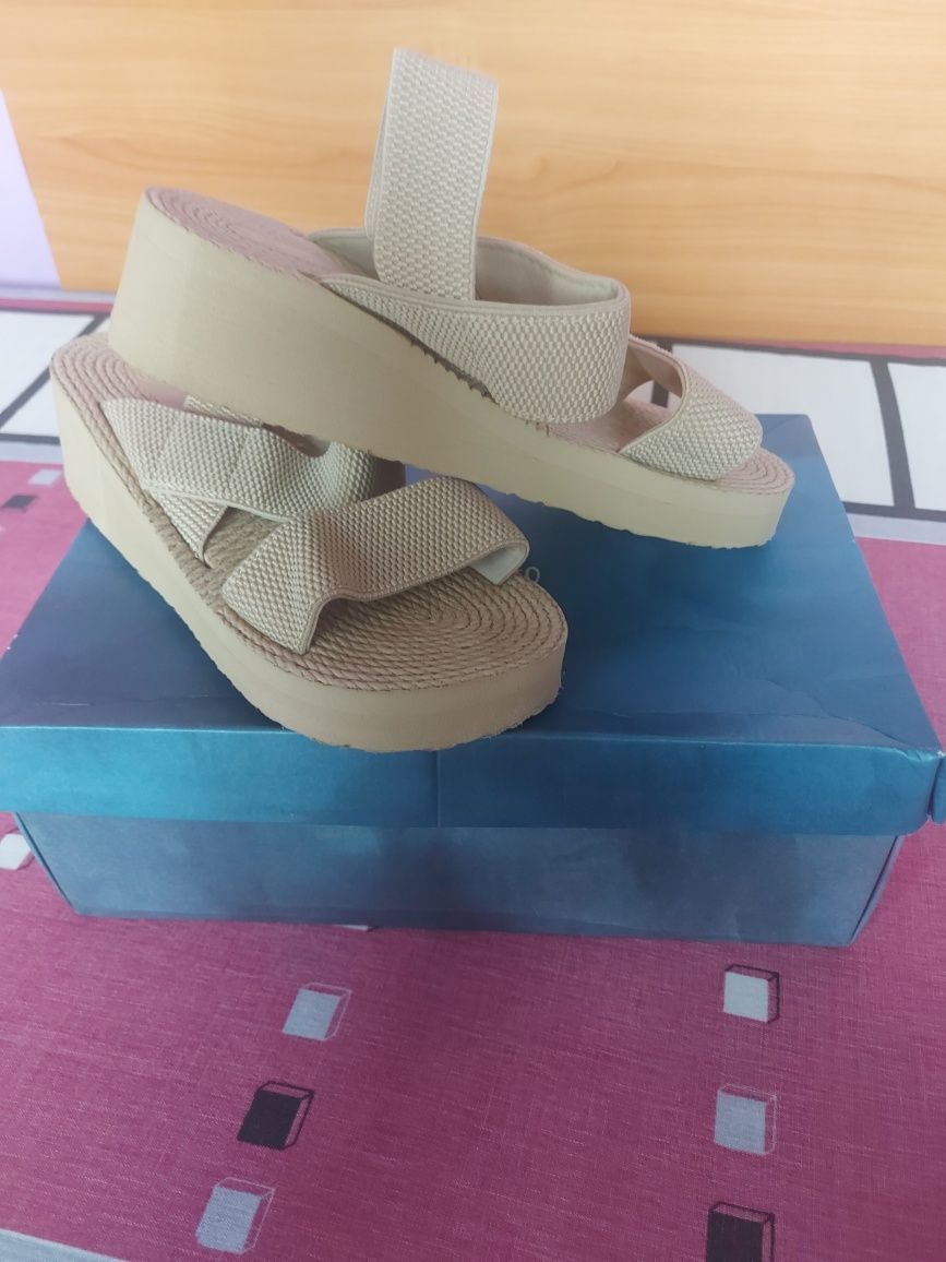 Vând Sandale Elastice Mărimea 38