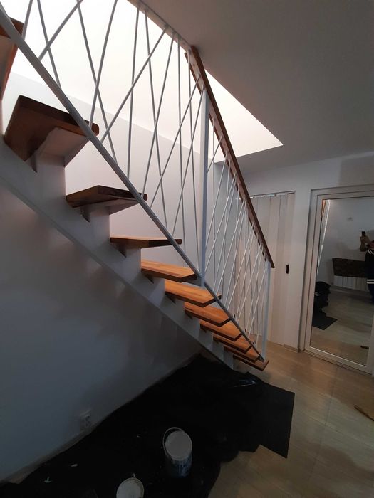 Scări interioare pe vang central cu trepte din lemn masiv