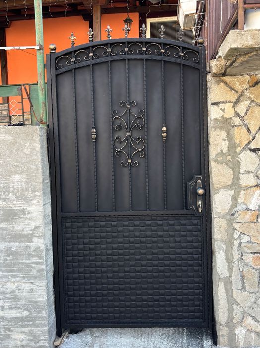 Врати ,огради и парапети от ковано желязо .