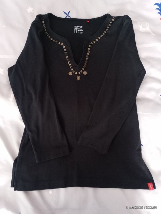 Bluza cu mânecă trei sferturi.