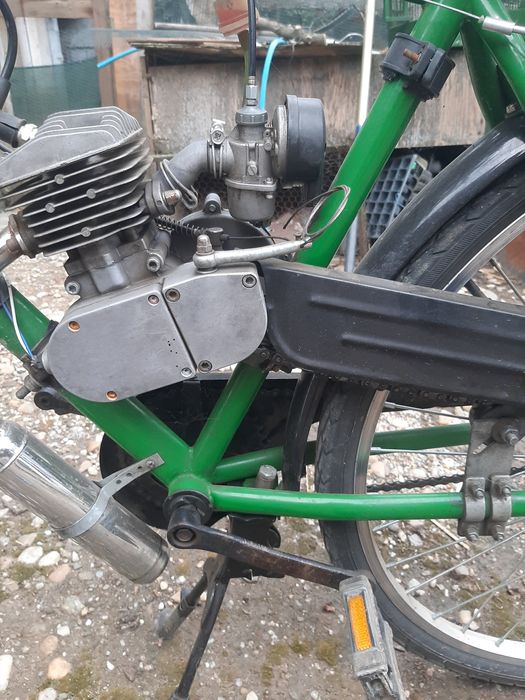 Bicicleta cu motor pe benzină