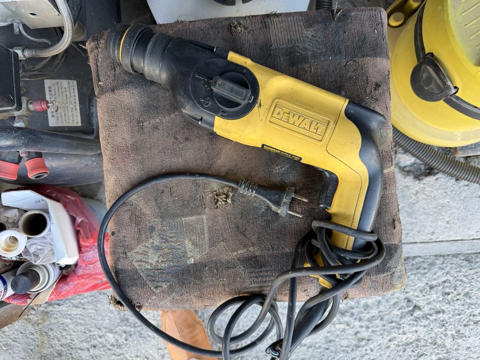 * DeWalt оригинальный перфоратор (требуется ремонт)