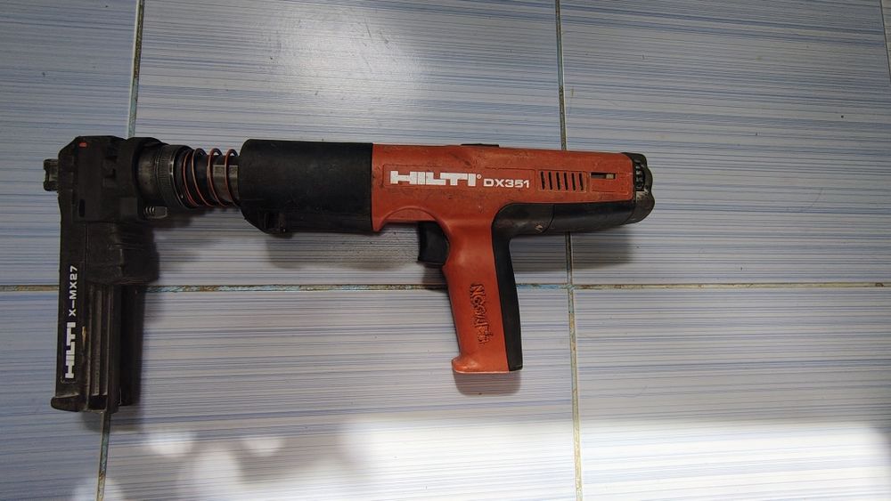 Se vinde Pistol de cuie hilti Dx 351