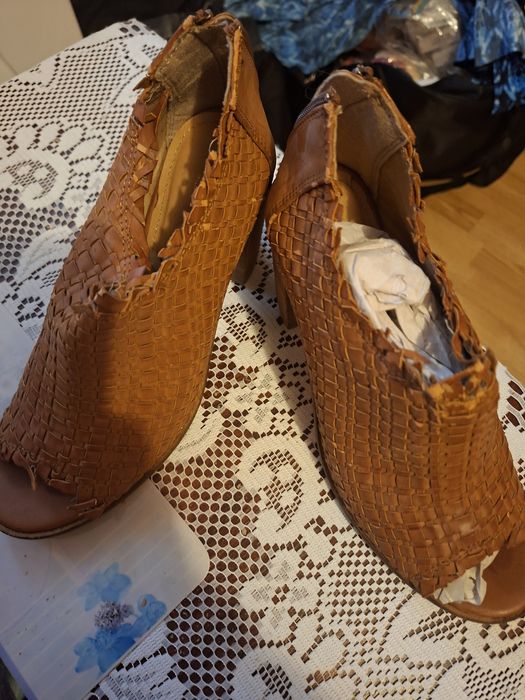 Vând sandale dama mărime 38