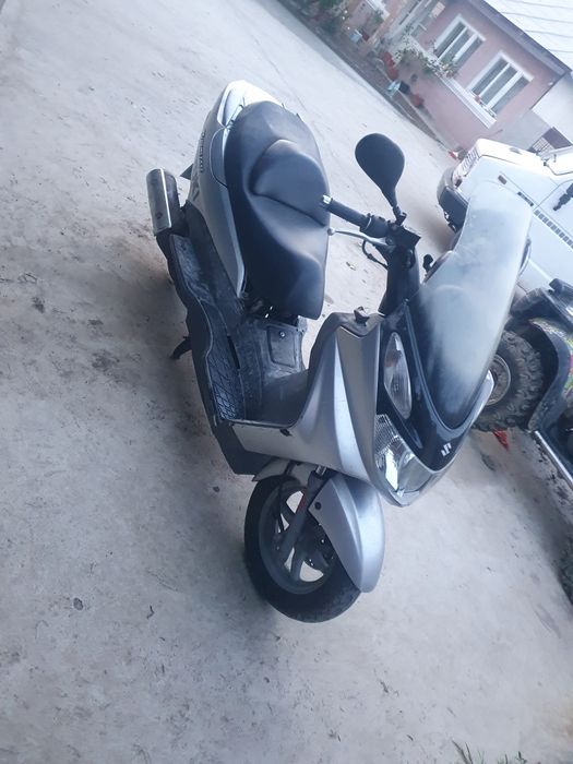 Vand sau schimb scuter suzuki burgman