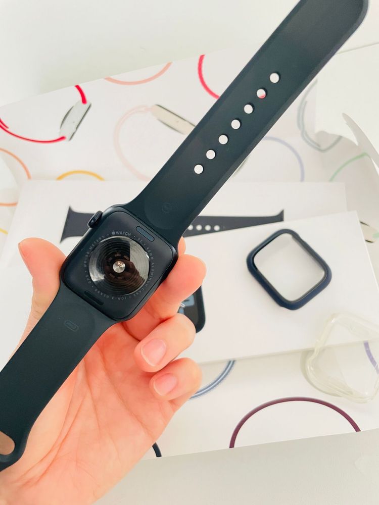 Продам Apple Watch SE