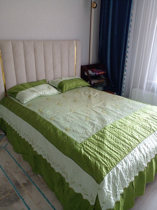 Продам недорого покрывало с наволочками