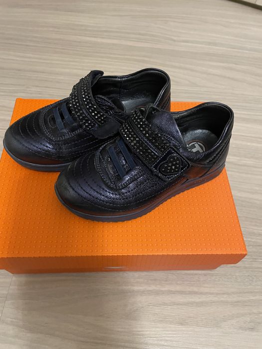 Продам кроссовки от фирмы Тифлани