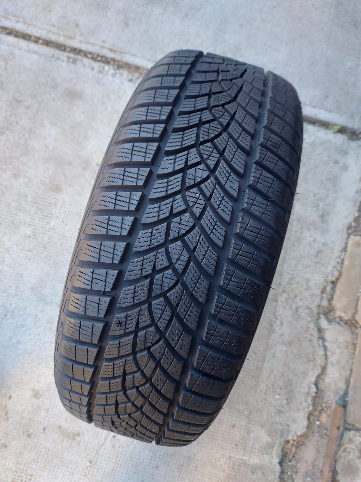 O bucată 205/50 R17 M+S iarnă - una Goodyear Dunlop Imperial