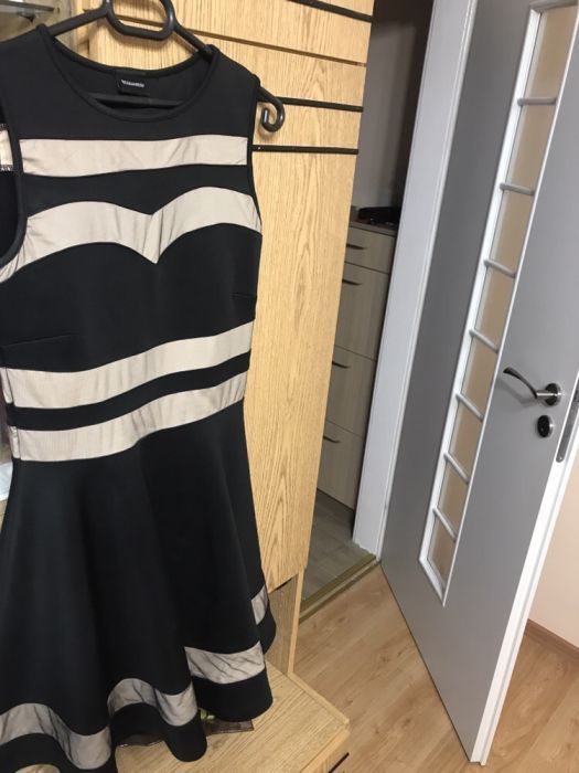 Рокля с неопренов плат и мрежа с шампанско цвят