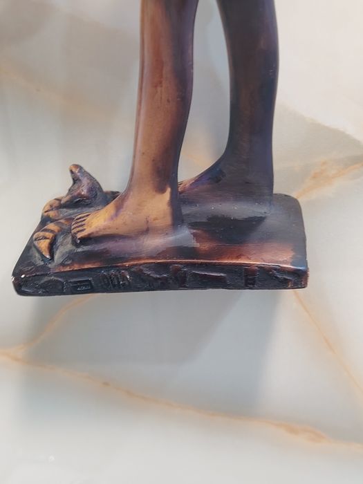 Египетски бюст и статуетка.