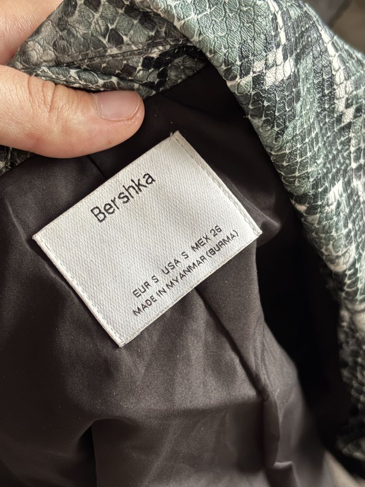 Дамско късо, змийско яке Bershka