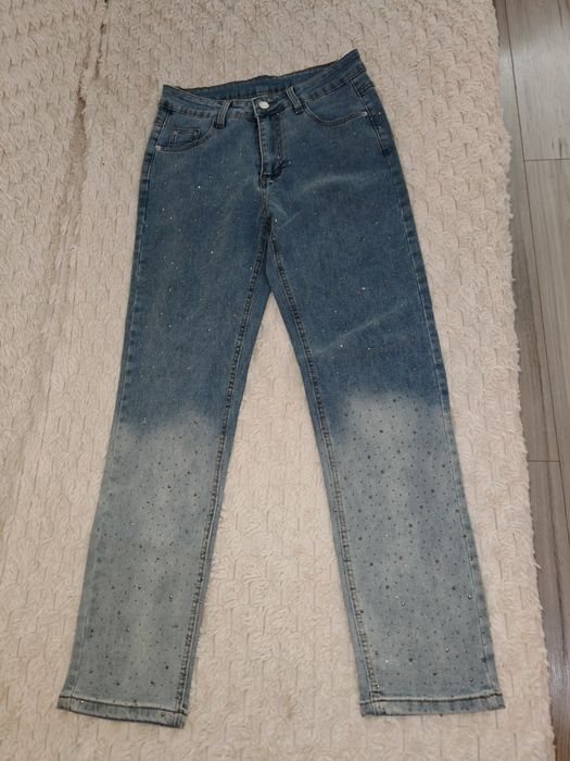 Blugi slim cu pietre