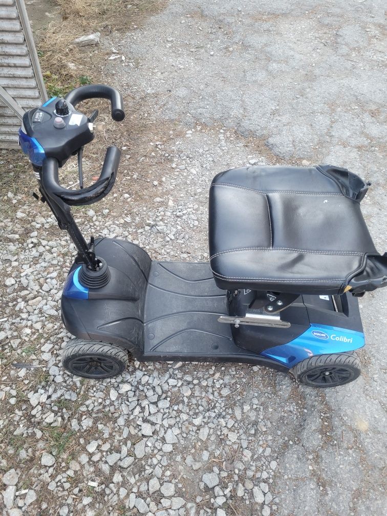 Електрически скутер за трудно подвижни хора и инвалиди