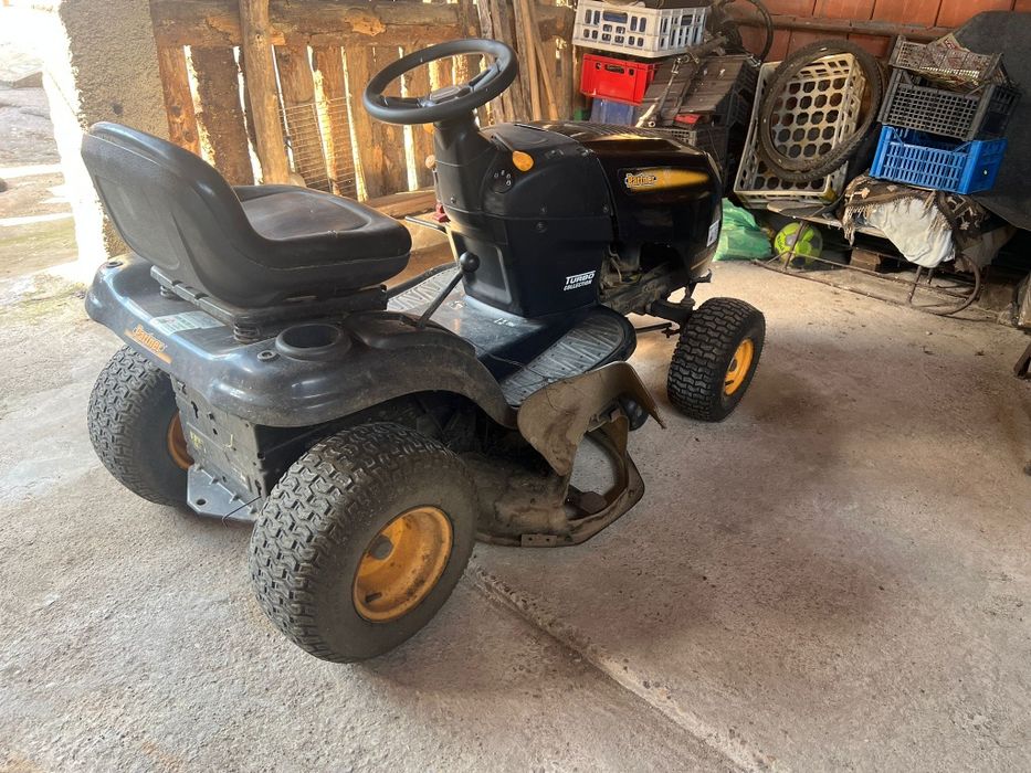 Tractoras partener tuns iarba