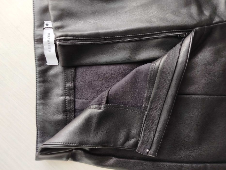 Черен панталон тип клин от изкуствена кожа Reserved