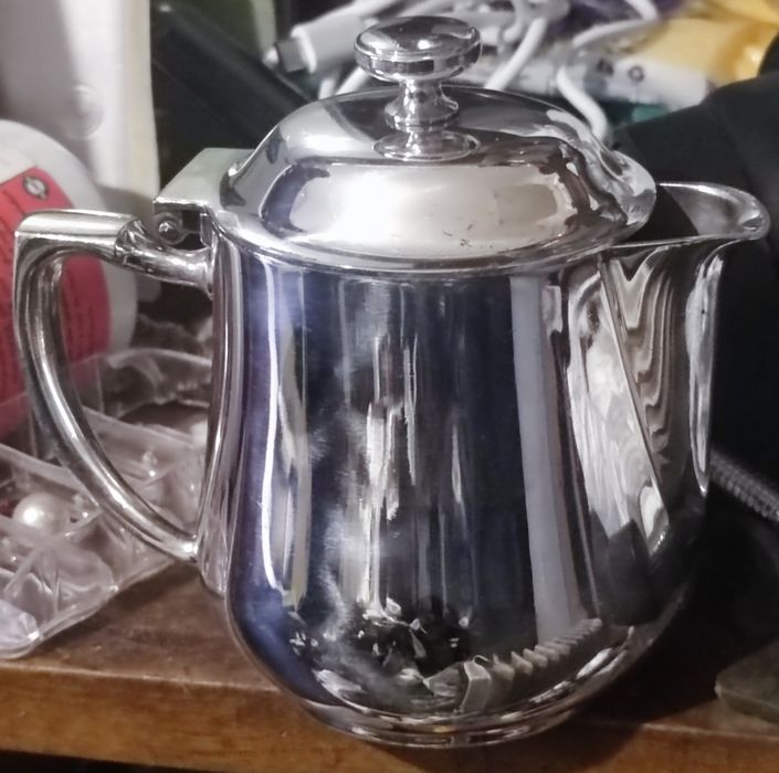 Продавам посребрена каничка за мляко, сметана и други.много запазена.