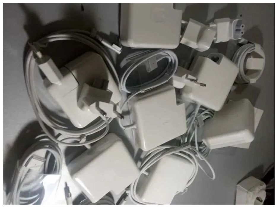 - - на ваш MacBook - зарядка, блок питания (от макбука) -
