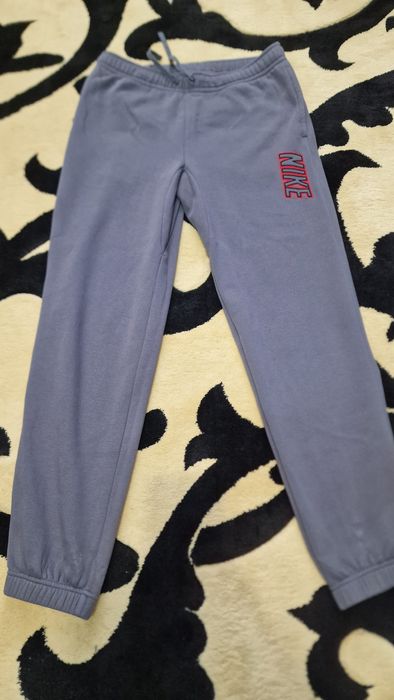 Pantaloni trening Nike.