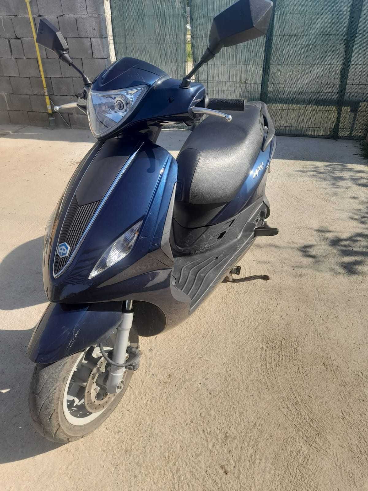 Vând scuter Piaggio Fly