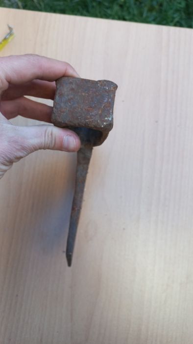 Стара брадва вижда се някаква маркировка