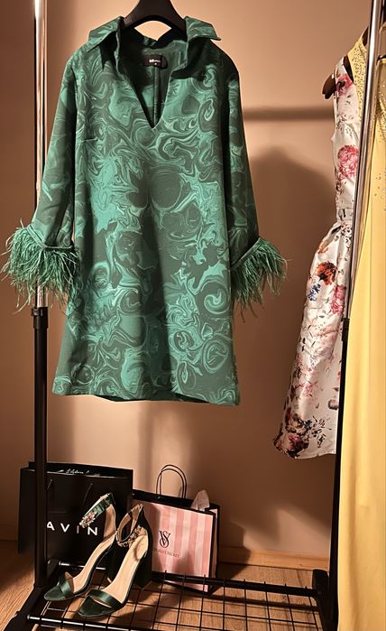 Вечерна рокля с щраусови пера , които могат да се махат