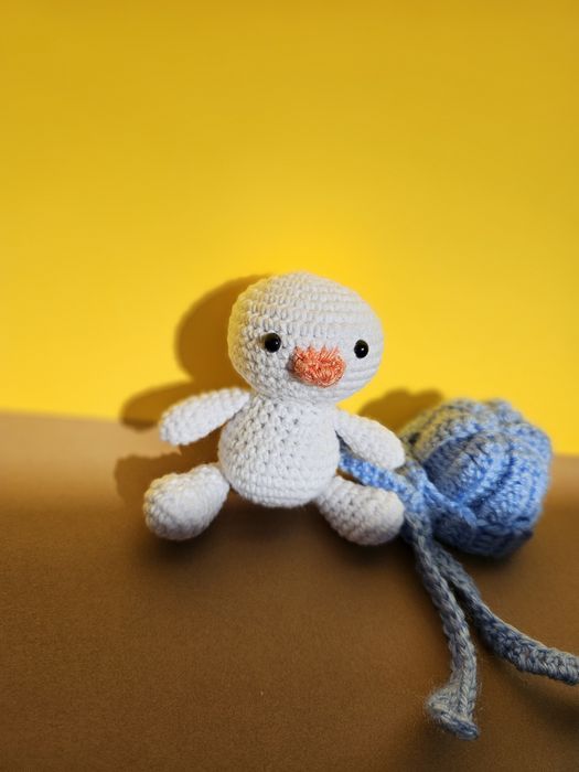 Om de zăpadă cu căciulă și fular