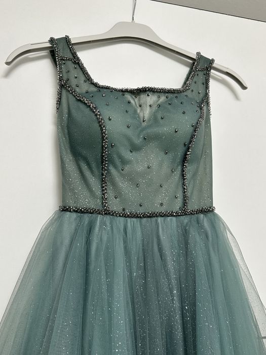 Продавам абитуриенска рокля